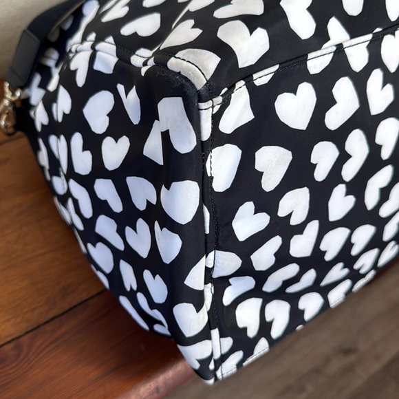Kate Spades Stylish Black and White Heart Pattern Women's Bag - Picture 10 of 13